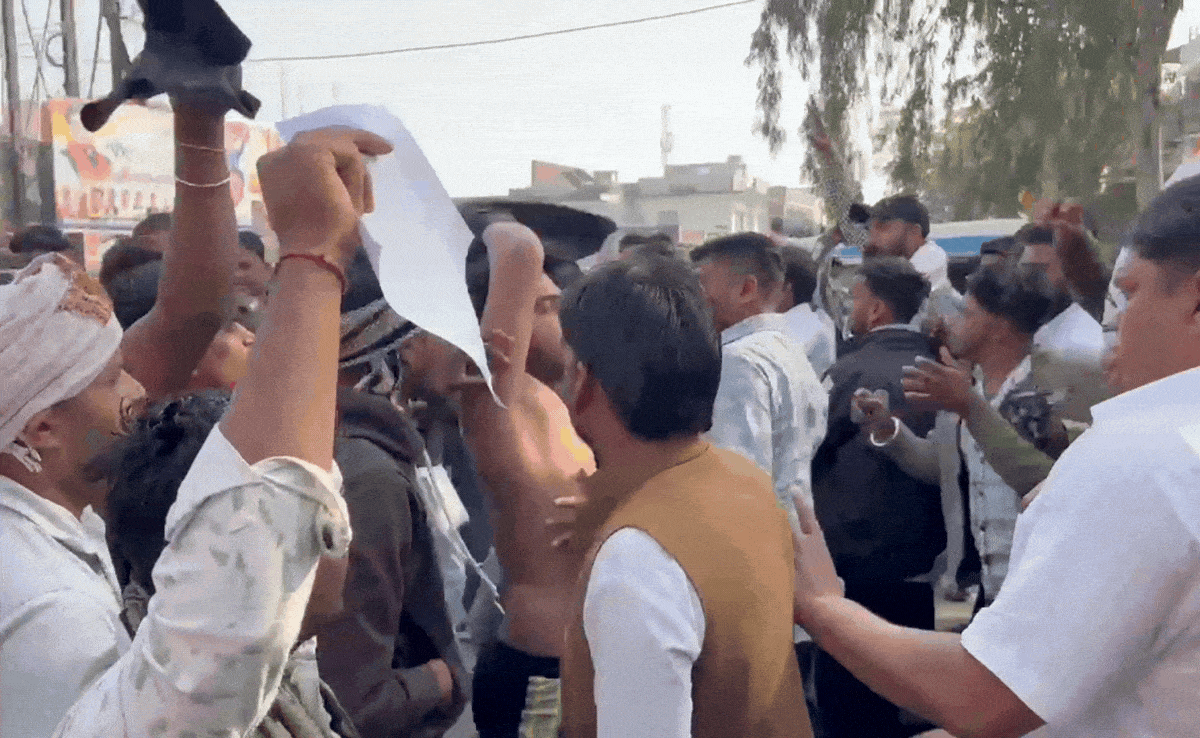 जन आक्रोश रैली में आपस में भिड़ गए कांग्रेस कार्यकर्ता, अपने ही नेता को दिखाए काले झंडे, क्या है मामला 