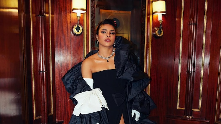 फैशन गोल्स देती प्रियंका चोपड़ा, वैलेंटिनो आउटफिट्स में देखें उनका ग्लैमर लुक्स