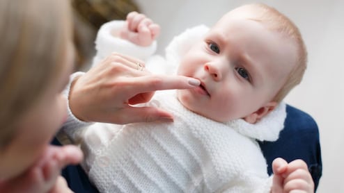 Parenting Tips: निकल रहे हैं दांत और बच्चा दर्द से परेशान? पैरेंट्स करें ये 4 काम, मिलेगा आराम