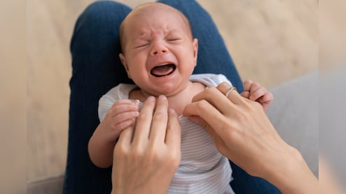 रोते बच्चे को 2 मिनट में शांत कैसे करें? पीडियाट्रिशियन ने बताई सबसे आसान ट्रिक