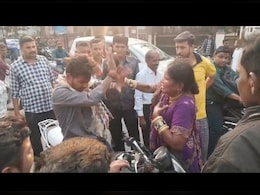 दुल्हा-दुल्हन की गाड़ी का पीछा कर रहा था मनचला युवक, महिला ने चप्पल से कर दी जोरदार धुनाई &nbsp;