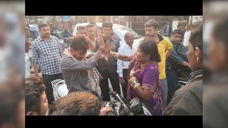 दुल्हा-दुल्हन की गाड़ी का पीछा कर रहा था मनचला युवक, महिला ने चप्पल से कर दी जोरदार धुनाई &nbsp;