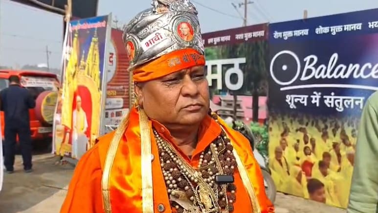 सतुआ बाबा के बाद माघ मेला में अब गूगल गोल्डन बाबा का जलवा, पहनते हैं 5 करोड़ के गहने!