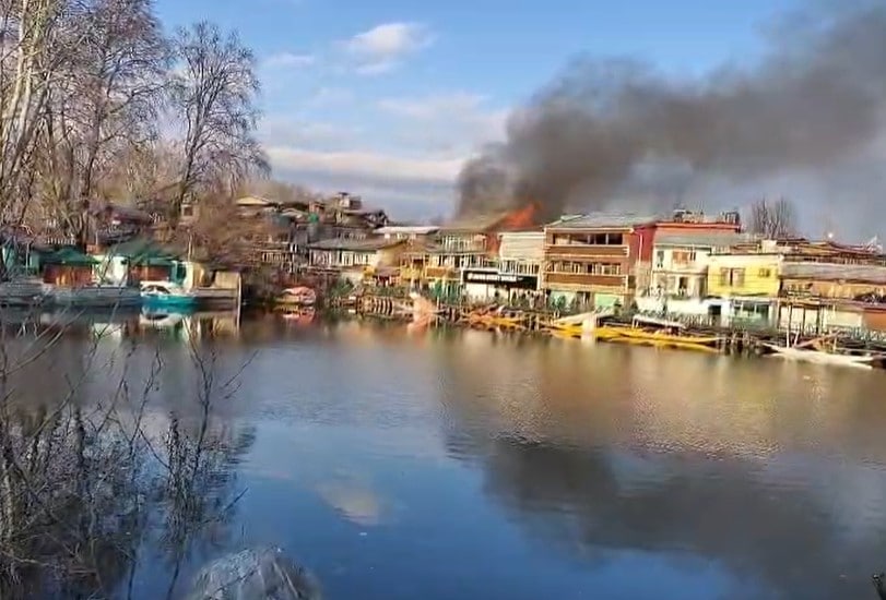 Breaking News: कश्&zwj;मीर में डल लेक के किनारे गेस्&zwj;ट हाउस में लगी भीषण आग