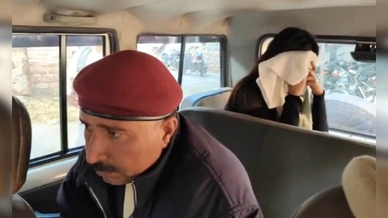 बाड़मेर के स्पा सेंटर&nbsp;में हनी ट्रैप का खुलासा,&nbsp;अश्लील वीडियो बनाकर&nbsp;40 लाख की फिरौती मांगी&nbsp;