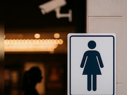 बेंगलुरु: सिनेमा में लेडीज टॉयलेट में कैमरा मिलने से हड़कंप, रंगे हाथ पकड़े गए आरोपी की जमकर पिटाई