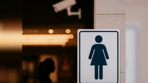 बेंगलुरु: सिनेमा में लेडीज टॉयलेट में कैमरा मिलने से हड़कंप, रंगे हाथ पकड़े गए आरोपी की जमकर पिटाई