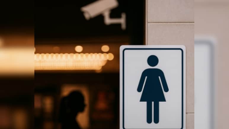 बेंगलुरु: सिनेमा में लेडीज टॉयलेट में कैमरा मिलने से हड़कंप, रंगे हाथ पकड़े गए आरोपी की जमकर पिटाई