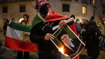 ईरान में कत्लेआम ने बगावत को कुचल दिया? अमेरिका से जंग का खतरा टला नहीं- 7 सवालों में समझें पूरी तस्वीर