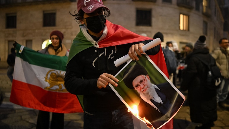 ईरान में कत्लेआम ने बगावत को कुचल दिया? अमेरिका से जंग का खतरा टला नहीं- 7 सवालों में समझें पूरी तस्वीर