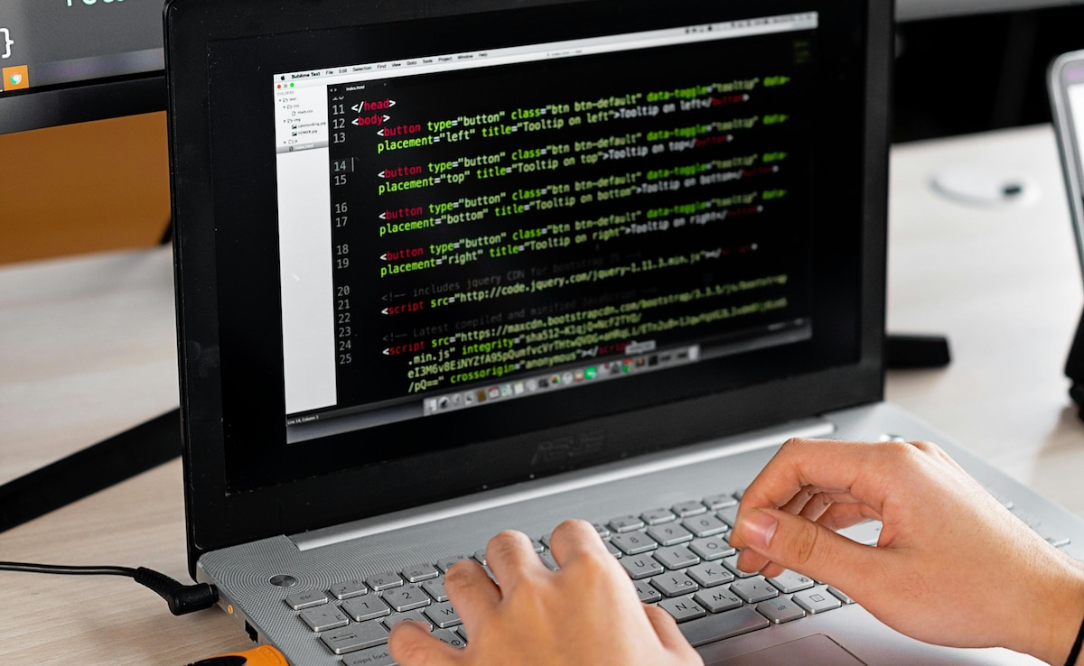 'India Or UK?': Techie With Rs 25 Lakh Salary Asks Internet After Getting 100,000 Pounds Offer