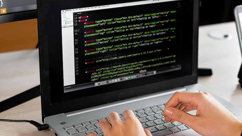 'India Or UK?': Techie With Rs 25 Lakh Salary Asks Internet After Getting 100,000 Pounds Offer