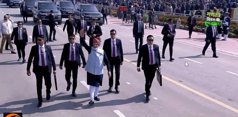 मरून पगड़ी,कदमों में जोश, आकर्षक लुक, परेड के समापन पर पैदल चलते हुए पीएम मोदी ने जीता लोगों का दिल