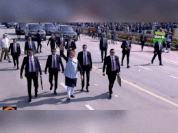 परेड के बाद लोगों के अभिवादन के लिए दूर तक पैदल चले पीएम मोदी, लोगों से यूं मिले