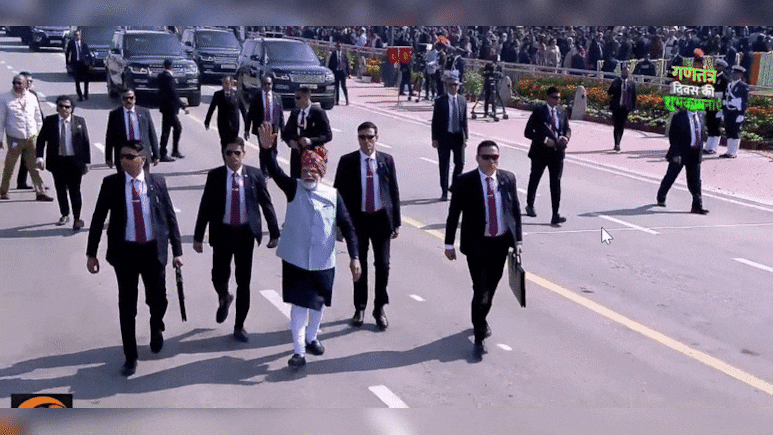 परेड के बाद लोगों के अभिवादन के लिए दूर तक पैदल चले पीएम मोदी, लोगों से यूं मिले