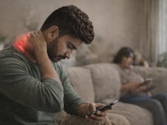 मोबाइल रील्स की लत बन रही कम उम्र में सर्वाकल पेन की वजह? गर्दन और रीड पर पड़ रहा सीधा असर