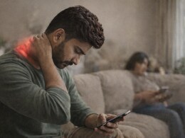 मोबाइल रील्स की लत बन रही कम उम्र में सर्वाकल पेन की वजह? गर्दन और रीड पर पड़ रहा सीधा असर