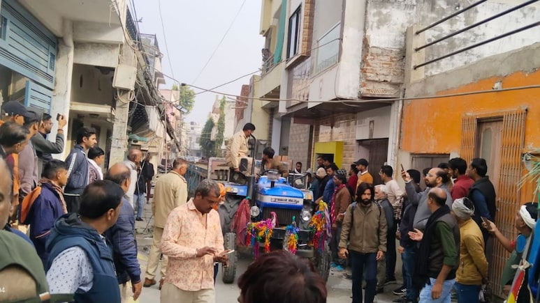 भीलवाड़ा की सड़कों पर बजरी ट्रैक्टर हुआ बेकाबू, बिजली के तोड़े खंभे, निकली चिंगारियां; बाल-बाल बची कई जाने