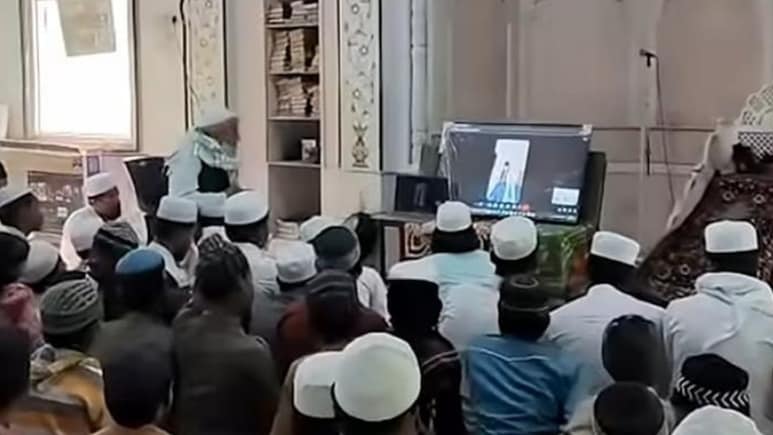 मदरसा के छात्रों को कुरान के साथ गीता पढ़ने की सलाह, एमपी में IPS अफसर ने गणतंत्र दिवस पर किया संबोधित