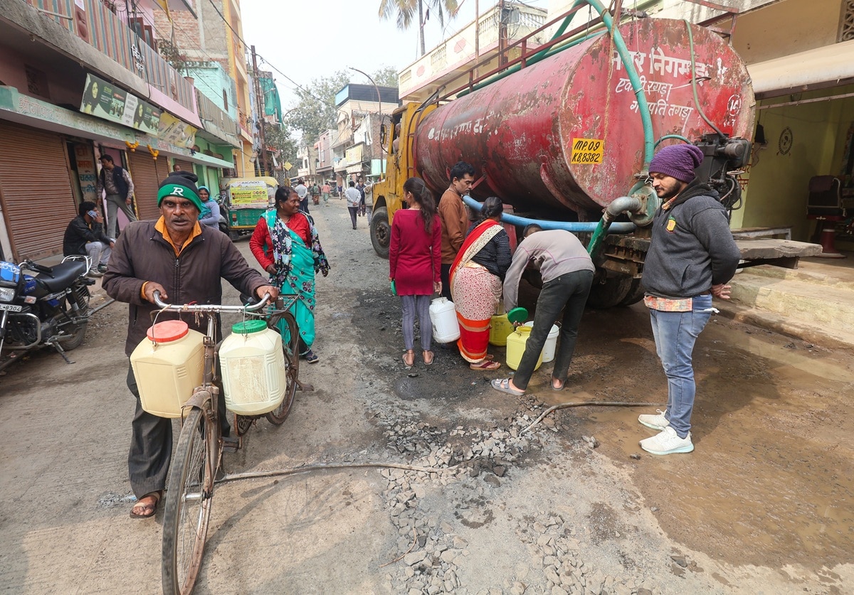 Indore Water Contamination: इंदौर दूष‍ित पानी कांड के जलापूर्ति को आया टैंकर.
