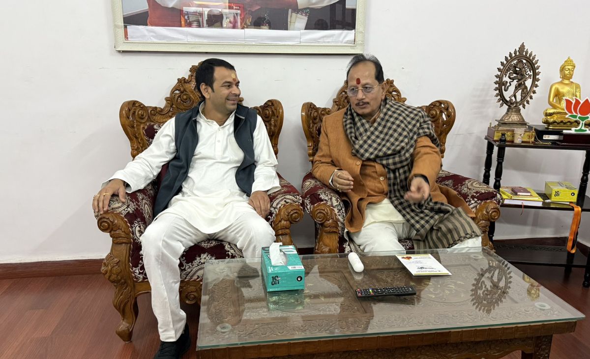 बिहार के डिप्टी CM विजय सिन्हा से मिलने उनके घर पहुंचे तेज प्रताप यादव, जानिए क्या है माजरा