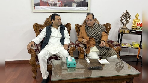 बिहार के डिप्टी CM विजय सिन्हा से मिलने उनके घर पहुंचे तेज प्रताप यादव, जानिए क्या है माजरा