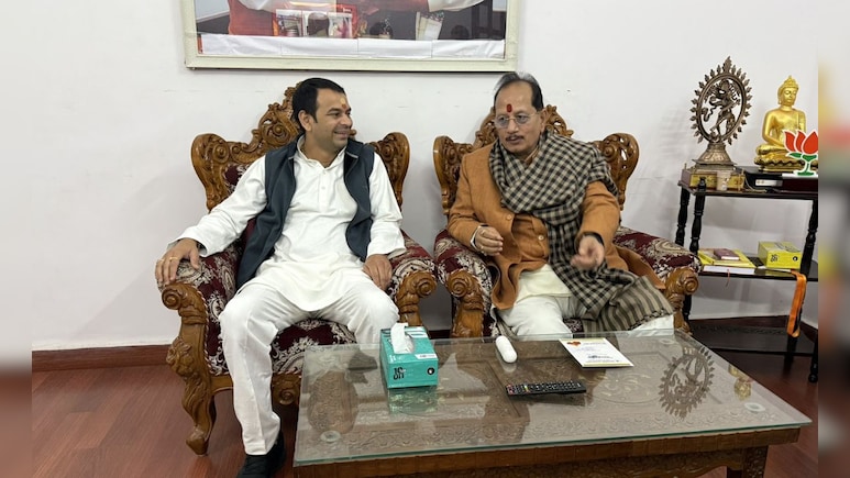 बिहार के डिप्टी CM विजय सिन्हा से मिलने उनके घर पहुंचे तेज प्रताप यादव, जानिए क्या है माजरा