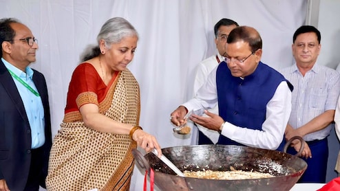 Union Budget 2026-27: संसद के बजट सत्र से पहले हलवा सेरेमनी, वित्त मंत्री ने दी अपनी टीम को शुभकामनाएं