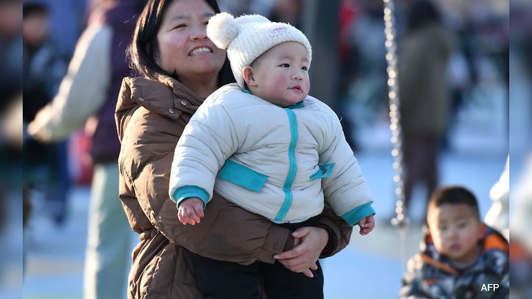 चीन में बच्चे पैदा करने से क्यों भाग रहे हैं कपल? इतिहास में पहली बार इतनी कम जन्मदर