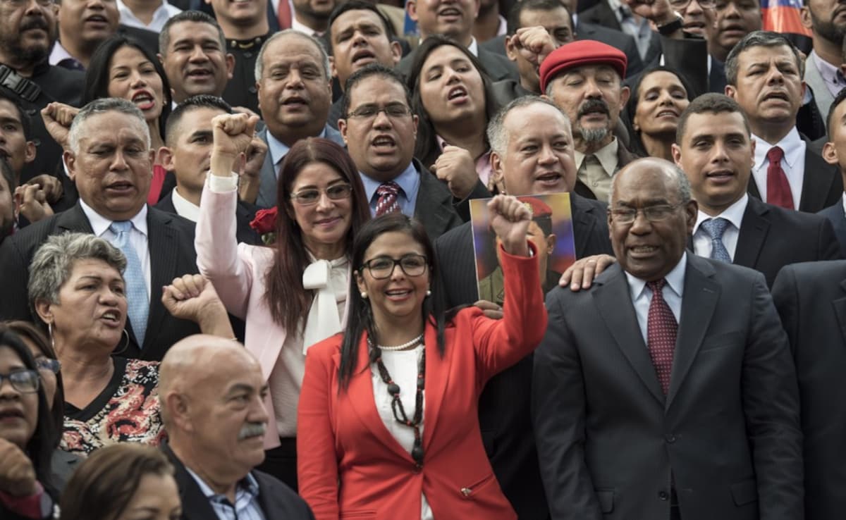 Rodríguez, then president of the Constituent Assembly, with members of the Assembly in Caracas in 2017.