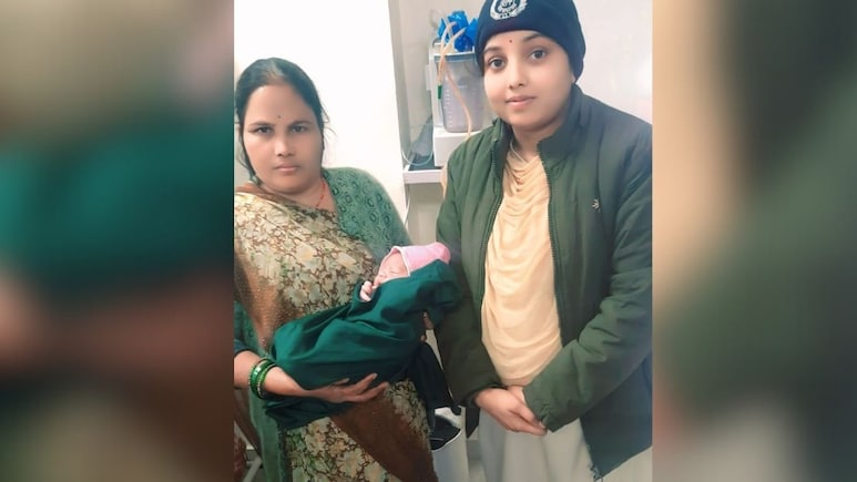 चलती ट्रेन में प्रसूता को उठा दर्द तो मंगला एक्सप्रेस रोक रेलवे स्टाफ ने महिला को पहुंचाया अस्पताल; बच्चे को दिया जन्म