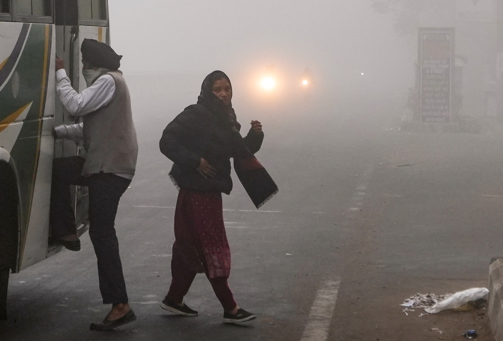 मौसम की मार, 2.3 डिग्री टेंपरेचर, घने कोहरे के साथ आज ठंड से कांप गई दिल्ली, सर्दी ने तोड़ा 3 साल का रिकॉर्ड