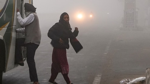Delhi Weather News: मौसम की मार, 2.3 डिग्री टेंपरेचर, घने कोहरे के साथ आज ठंड से कांप गई दिल्ली, सर्दी ने तोड़ा 3 साल का रिकॉर्ड