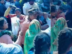 यूपी के अमरोहा में महिलाओं के बीच जमकर चले लात-घूसे, वीडियो हो रहा है वायरल