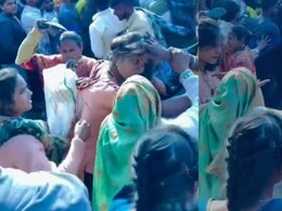 यूपी के अमरोहा में महिलाओं के बीच जमकर चले लात-घूसे, वीडियो हो रहा है वायरल