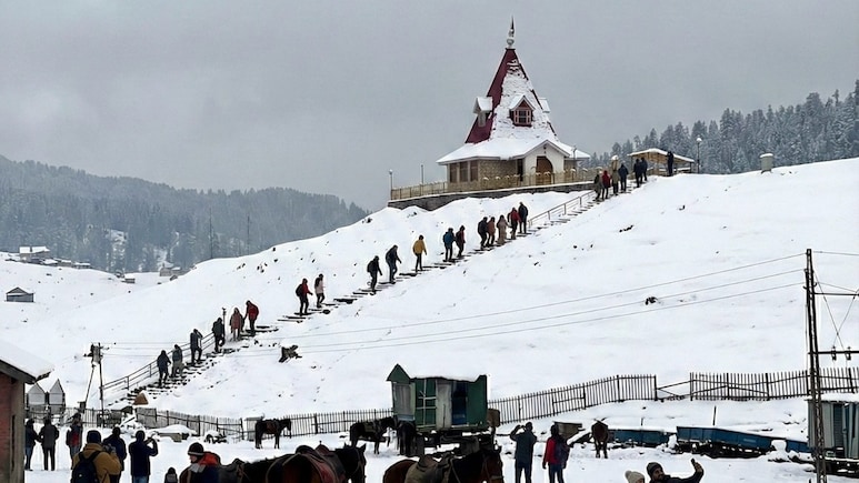 धरती के स्वर्ग का मुकुट है बर्फ से ढकी ये जगह, इन दिनों पर्यटकों से गुलजार; सुंदरता ऐसी जो मन मोह ले
