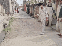 वोट नहीं तो रोड नहीं... देवास में यह सच हो गया, सरपंच यशोदा ने सड़क बनवाई, बीच में एक घर छोड़ा, देखें तस्वीरे