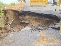 बड़वानी में फूटी पाइपलाइन, लाखों लीटर पानी बर्बाद: गुजरात-MP को जोड़ने वाले हाईवे पर हुआ गहरा गड्ढा