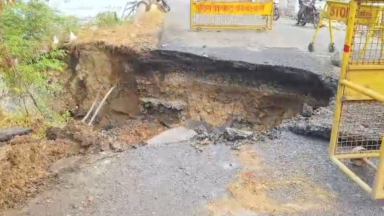 बड़वानी में फूटी पाइपलाइन, लाखों लीटर पानी बर्बाद: गुजरात-MP को जोड़ने वाले हाईवे पर हुआ गहरा गड्ढा