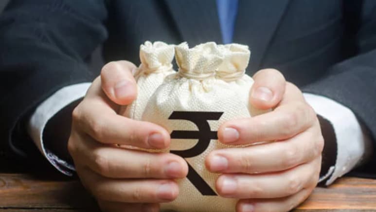 मौत के बाद बैंक खाते में रखे पैसों पर किसका हक? रिश्तेदारों के लिए हो सकती है बड़ी झंझट, नियम जान लीजिए