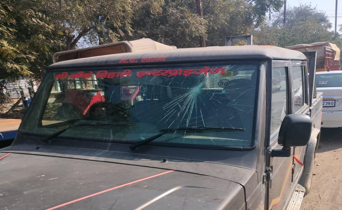 2.30 बजे रात बिजली विभाग का छापा; घर पर अकेली थी महिला, सेल्फ डिफेंस में फेंके ईंट-पत्थर, उसके बाद ये हुआ