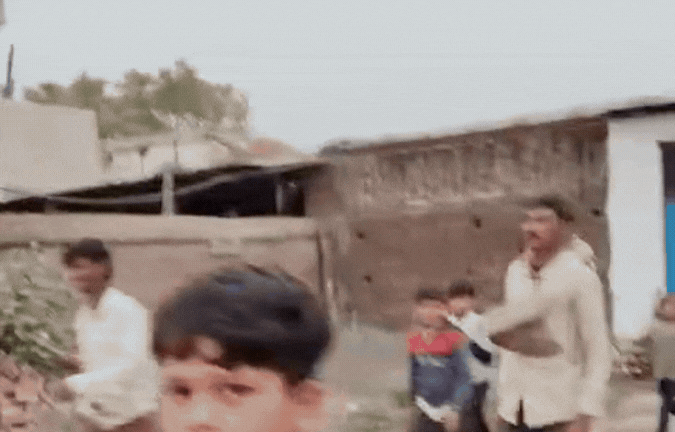 VIDEO: चप्पल की माला पहनकर घूमता नजर आया शराबी, दावा- परेशान महिलाओं ने निकाला जुलूस