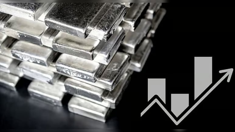 चांदी 60% महंगी, 2.5 लाख से रिकॉर्ड 4 लाख के पार कीमतें- क्यों बेतहशा महंगी हुई चांदी? समझें पूरा गणित