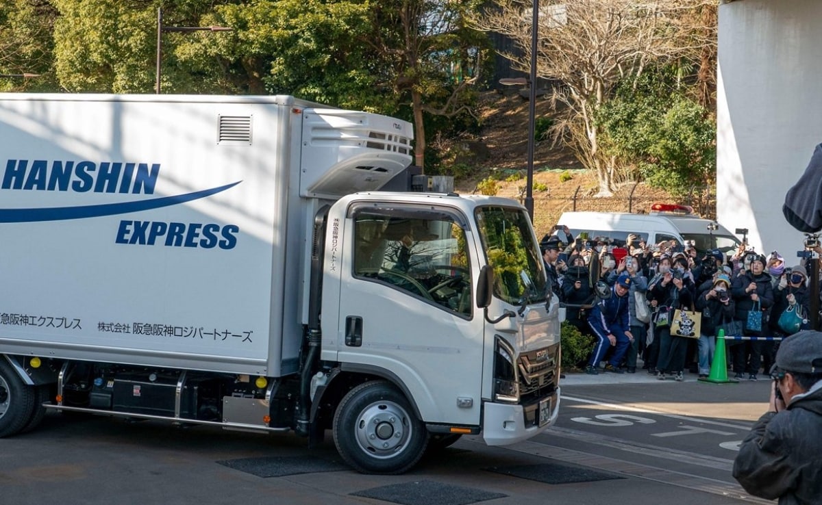 चीनी पांडा शियाओ शियाओ और लेई लेई को विदा करने के लिए आए जापानी लोग. चीनी पांडा शियाओ शियाओ और लेई लेई को विदा करने के लिए आए जापानी लोग.