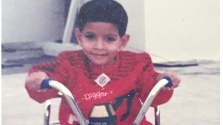 पारले -जी और पानी पर किया गुजारा, इस बच्चे ने पैसों के लिए रेस्टोरेंट में किया काम, आज है मशहूर एक्टर, पहचाना ?