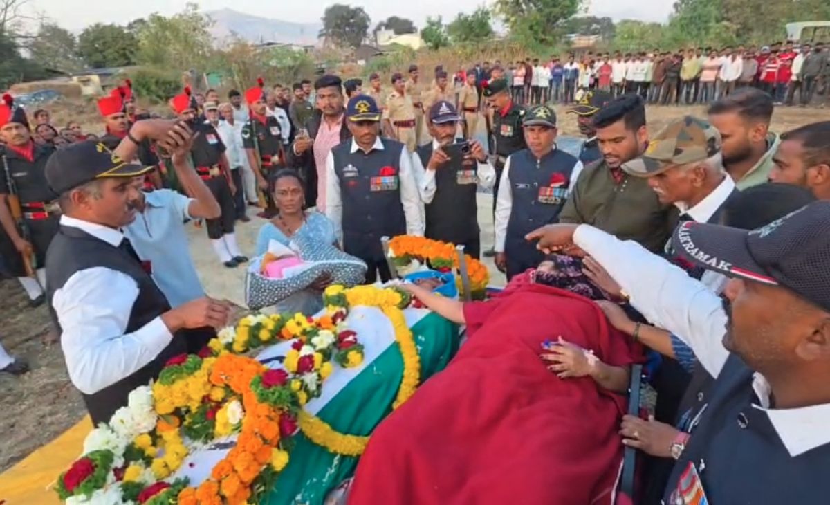 स्ट्रेचर पर पत्नी और 8 घंटे पहने जन्मी बेटी ने तिरंगे में लिपटे जवान को दी आखिरी विदाई, फफक पड़े लोग, VIDEO