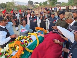 स्ट्रेचर पर पत्नी और 8 घंटे पहने जन्मी बेटी ने तिरंगे में लिपटे जवान को दी आखिरी विदाई, फफक पड़े लोग, VIDEO