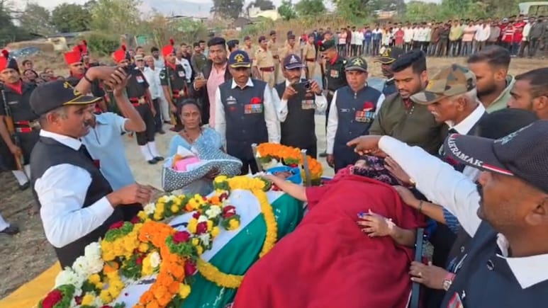 स्ट्रेचर पर पत्नी और 8 घंटे पहने जन्मी बेटी ने तिरंगे में लिपटे जवान को दी आखिरी विदाई, फफक पड़े लोग, VIDEO