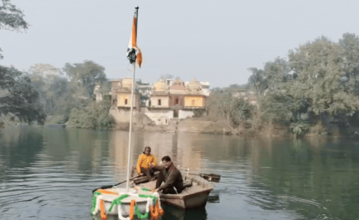 Floating Flag: रीवा के युवाओं की अनोखी देशभक्ति, नदी में फहराया तैरता हुआ तिरंगा, 10 साल से लगातार ऐसा कर रहे