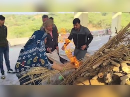 बेटी ने मां की चिता को मुखाग्नि देकर निभाया बेटे का धर्म, 14 साल तक की मां की सेवा; माहौल हुआ भावुक